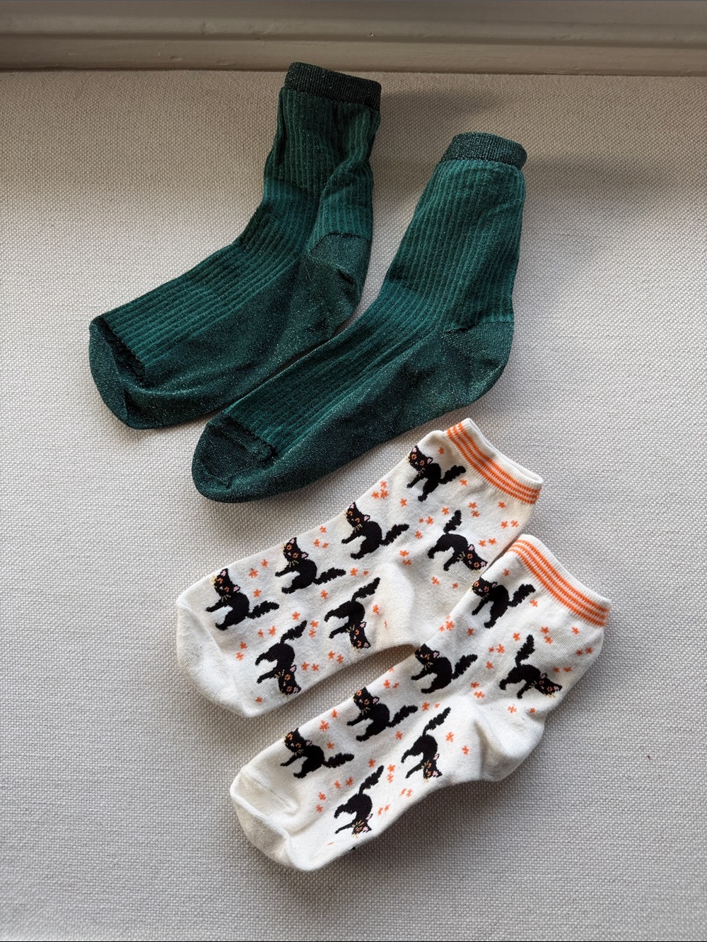 Women's Holiday Crew Socks Pack - Green Glitter Ribbed + White Cat Pattern